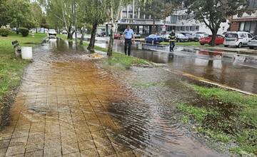 FOTO: Prasknuté vodovodné potrubie v Galante