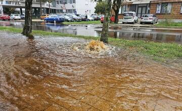 FOTO: Prasknuté vodovodné potrubie v Galante