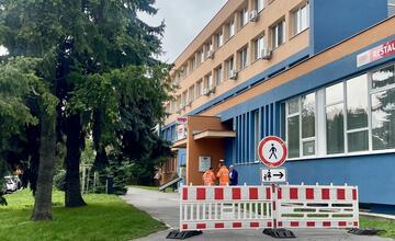 FOTO: V Senici zrekonštruujú chodník, pribudne aj nová zastávka MHD