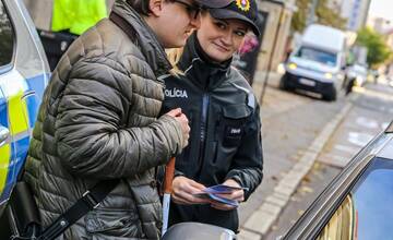 FOTO: Polícia na cestách kontroluje vodičov, či pustia slepých cez priechod