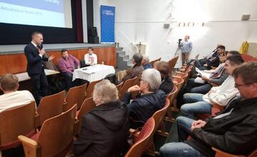 FOTO: V Piešťanoch sa diskutovalo o mestskej autobusovej doprave, veľa ľudí neprišlo