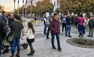 FOTO: V Trnave sa konal protest proti zatvoreniu strednej školy