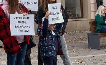 FOTO: V Trnave sa konal protest proti zatvoreniu strednej školy