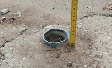 FOTO: Na jednej z ulíc v Trnave si dajte veľký pozor. Môžete sa zraniť na zvyškoch z dopravných značiek 