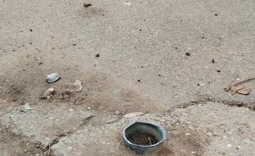 FOTO: Na jednej z ulíc v Trnave si dajte veľký pozor. Môžete sa zraniť na zvyškoch z dopravných značiek 