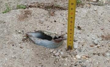 FOTO: Na jednej z ulíc v Trnave si dajte veľký pozor. Môžete sa zraniť na zvyškoch z dopravných značiek 