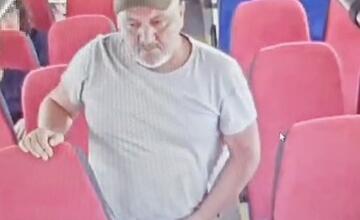 FOTO: Policajti zo Šamorína hľadajú muža, ktorý v autobuse napadol mladíka