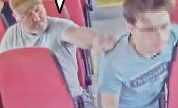 FOTO: Policajti zo Šamorína hľadajú muža, ktorý v autobuse napadol mladíka