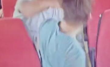 FOTO: Policajti zo Šamorína hľadajú muža, ktorý v autobuse napadol mladíka