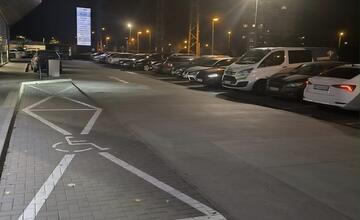 FOTO: Parkovanie na Linčianskej spoplatnili, ľudia parkujú pred obchodným domom