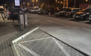 FOTO: Parkovanie na Linčianskej spoplatnili, ľudia parkujú pred obchodným domom