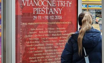 FOTO: Už aj Piešťany majú nový vianočný stromček. Kedy ho rozsviestia?