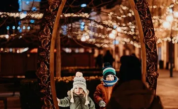 FOTO: Anjelský sprievod rozsvietil vianočný stromček v Trnave