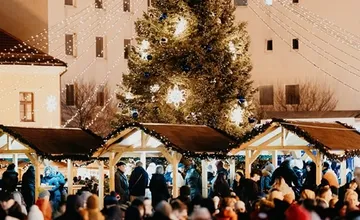 FOTO: Anjelský sprievod rozsvietil vianočný stromček v Trnave