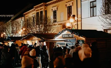 FOTO: Anjelský sprievod rozsvietil vianočný stromček v Trnave