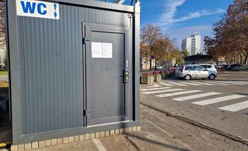 FOTO: V Piešťanoch pribudli verejné toalety. Kde ich nájdete a aký je poplatok?