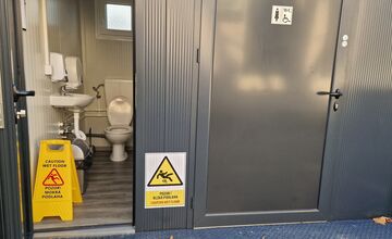 FOTO: V Piešťanoch pribudli verejné toalety. Kde ich nájdete a aký je poplatok?