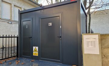 FOTO: V Piešťanoch pribudli verejné toalety. Kde ich nájdete a aký je poplatok?