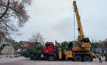 FOTO: Už aj mesto Sereď má svoj vianočný stromček