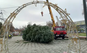 FOTO: Už aj mesto Sereď má svoj vianočný stromček
