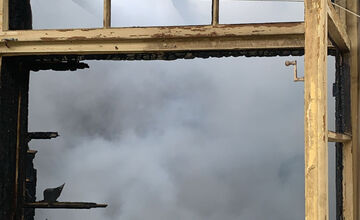 FOTO: V Sobotišti horel dom. Požiar spôsobil výbuch kotla