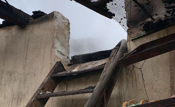 FOTO: V Sobotišti horel dom. Požiar spôsobil výbuch kotla