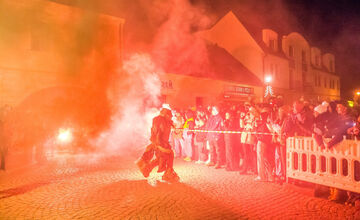 FOTO: Čertovský večer v Skalici. Ulicami sa premávalo 130 krampusov