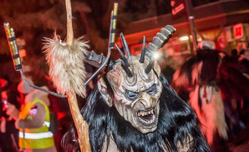 FOTO: Čertovský večer v Skalici. Ulicami sa premávalo 130 krampusov