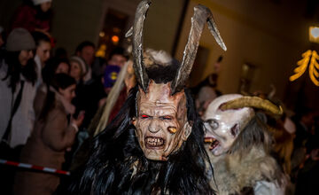 FOTO: Čertovský večer v Skalici. Ulicami sa premávalo 130 krampusov