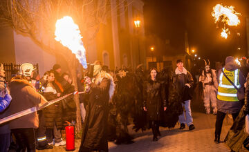 FOTO: Čertovský večer v Skalici. Ulicami sa premávalo 130 krampusov