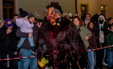 FOTO: Čertovský večer v Skalici. Ulicami sa premávalo 130 krampusov