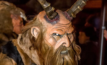 FOTO: Čertovský večer v Skalici. Ulicami sa premávalo 130 krampusov