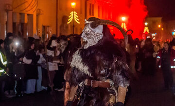 FOTO: Čertovský večer v Skalici. Ulicami sa premávalo 130 krampusov