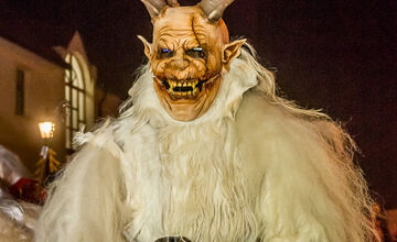 FOTO: Čertovský večer v Skalici. Ulicami sa premávalo 130 krampusov