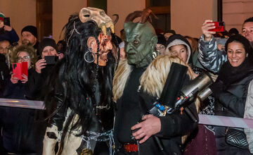 FOTO: Čertovský večer v Skalici. Ulicami sa premávalo 130 krampusov