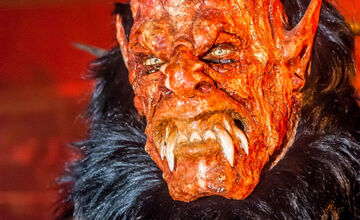 FOTO: Čertovský večer v Skalici. Ulicami sa premávalo 130 krampusov