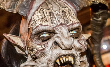 FOTO: Čertovský večer v Skalici. Ulicami sa premávalo 130 krampusov