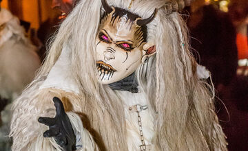 FOTO: Čertovský večer v Skalici. Ulicami sa premávalo 130 krampusov