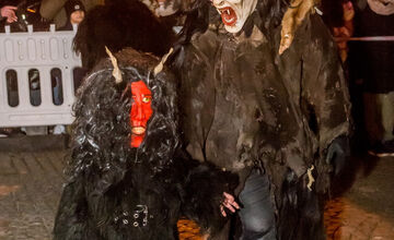 FOTO: Čertovský večer v Skalici. Ulicami sa premávalo 130 krampusov