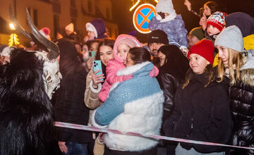FOTO: Čertovský večer v Skalici. Ulicami sa premávalo 130 krampusov