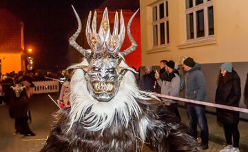 FOTO: Čertovský večer v Skalici. Ulicami sa premávalo 130 krampusov
