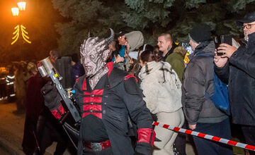 FOTO: Čertovský večer v Skalici. Ulicami sa premávalo 130 krampusov