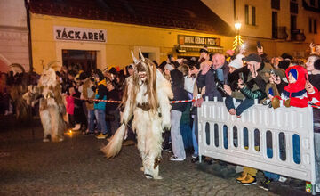 FOTO: Čertovský večer v Skalici. Ulicami sa premávalo 130 krampusov