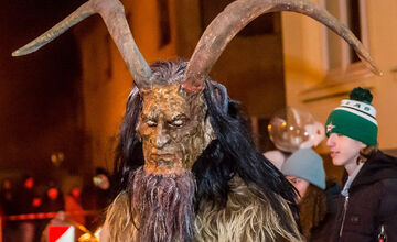 FOTO: Čertovský večer v Skalici. Ulicami sa premávalo 130 krampusov