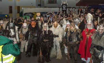 FOTO: Čertovský večer v Skalici. Ulicami sa premávalo 130 krampusov