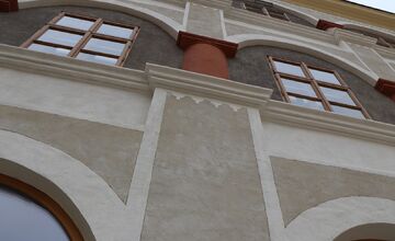 FOTO: Obnovená stena na nádvorí Hlohovského zámku