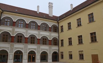 FOTO: Obnovená stena na nádvorí Hlohovského zámku