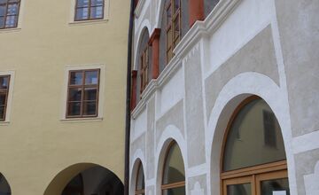 FOTO: Obnovená stena na nádvorí Hlohovského zámku