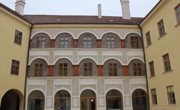 FOTO: Obnovená stena na nádvorí Hlohovského zámku