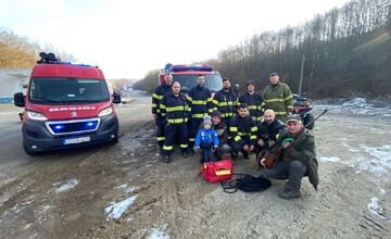 FOTO: Dobrovoľní hasiči zachránili psíka v núdzi